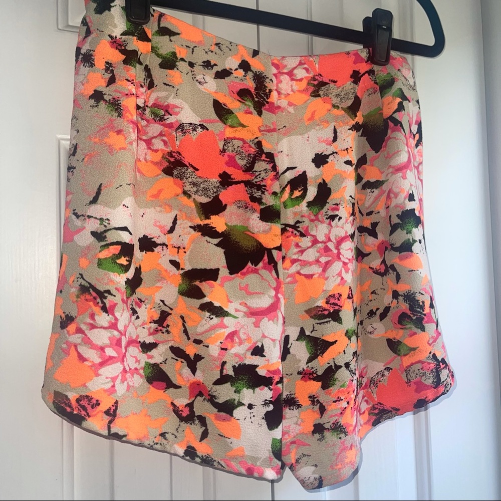 NWOT LF Mika & Gala neon floral patterned shorts - Picture 4 of 14
